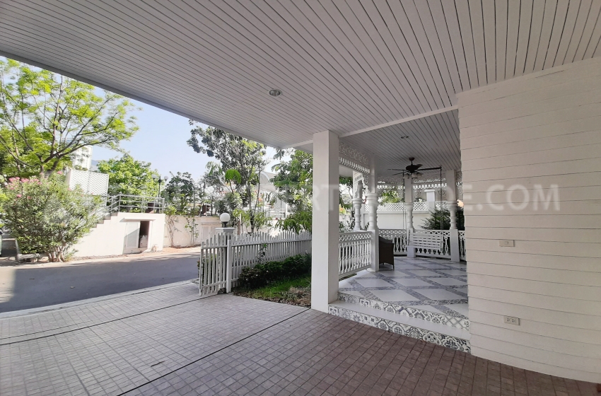 House with Shared Pool in Bangnatrad 